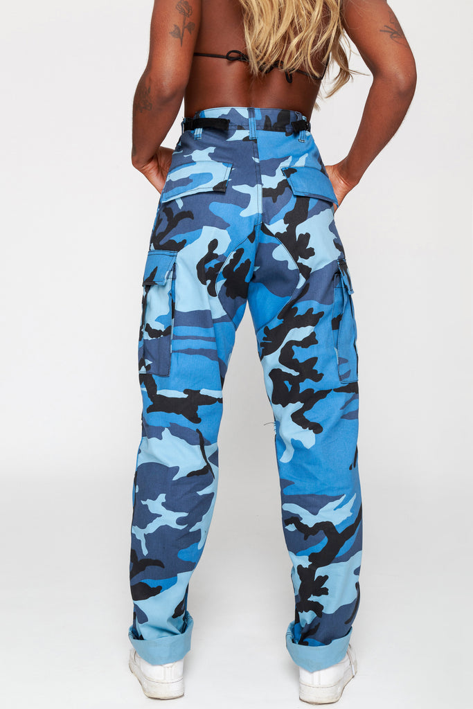 Campus Sutra Camouflage Men Light Blue Track PantsAZZ18BOTTPCAM01WPLNLBUGRAZM   Amazonin Clothing  Accessories